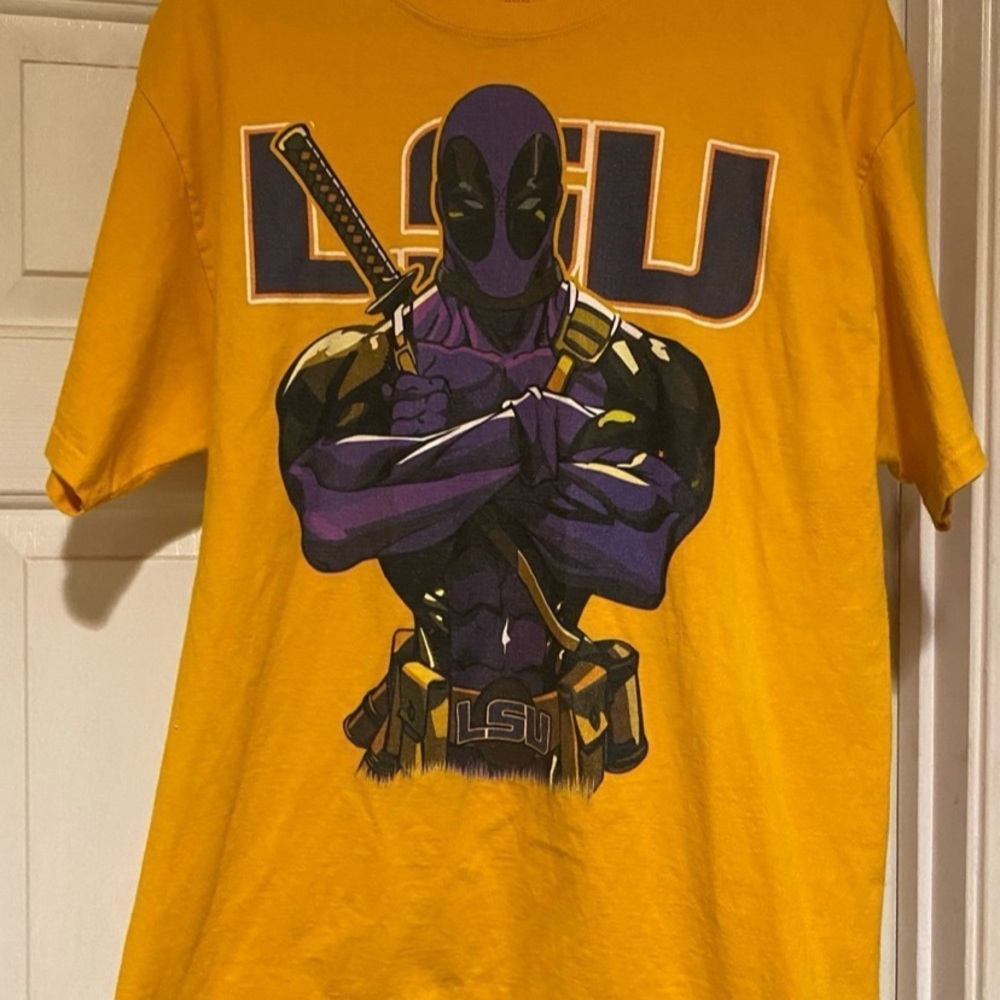 Size Large Hanes LSU Tigers Deadpool T-shirt